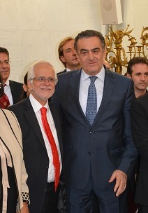 Στις πρώτες του προσπάθειες ο μαέστρος μας βρήκε όμως πολύτιμο συμπαραστάτη και τον αείμνηστο τότε Πρόεδρο του Δικηγορικού Συλλόγου Αθηνών Τάκη Παππά